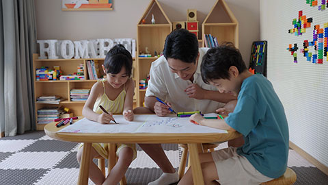 爸爸和孩子们一起画画
