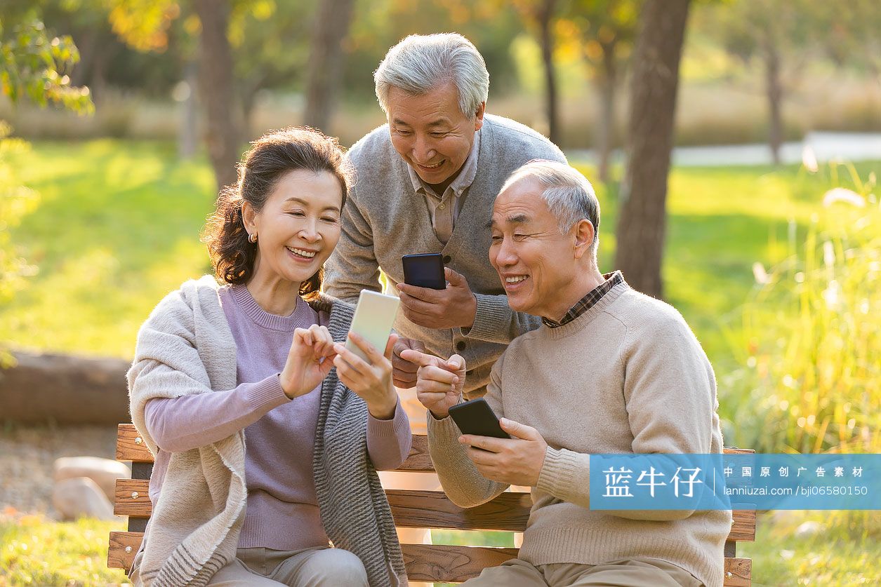 老年人在公园使用手机-蓝牛仔影像-中国原创广告影像素材