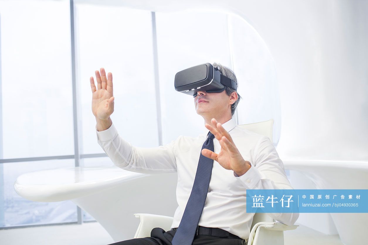 商务男士在办公室使用VR眼镜-蓝牛仔影像-中国原创广告影像素材