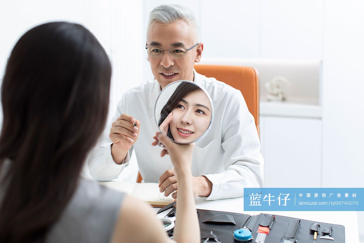 医生和病人在诊疗室谈话