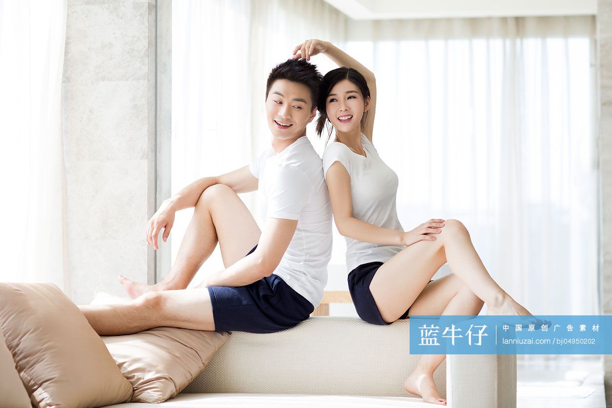 快乐的年轻夫妇在家放松-蓝牛仔影像-中国原创广告影像素材