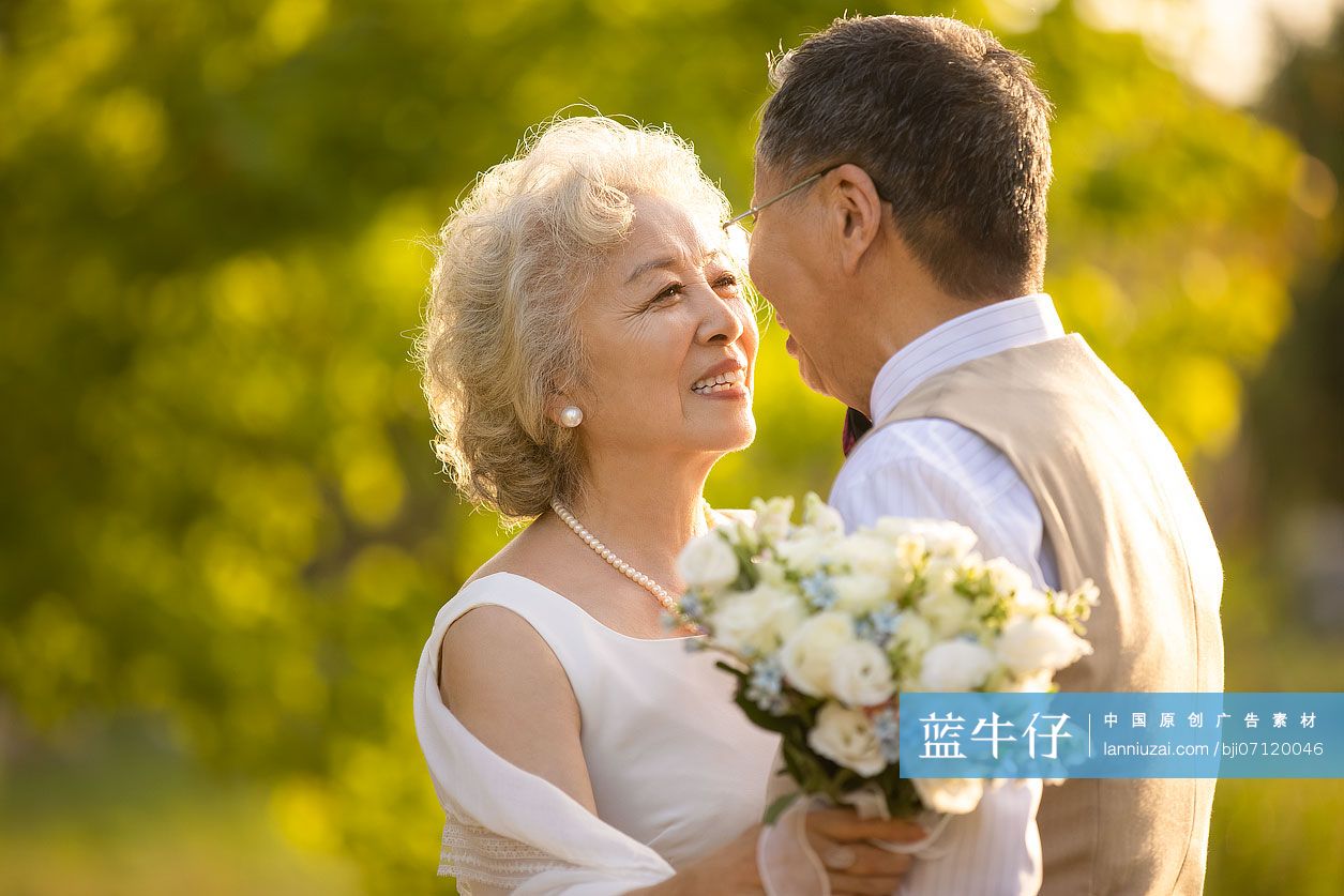 开心的老年新婚夫妇