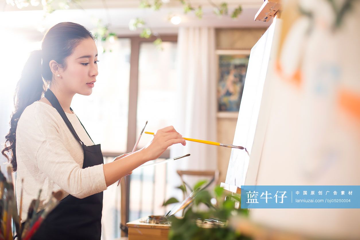 女画家在画室画画