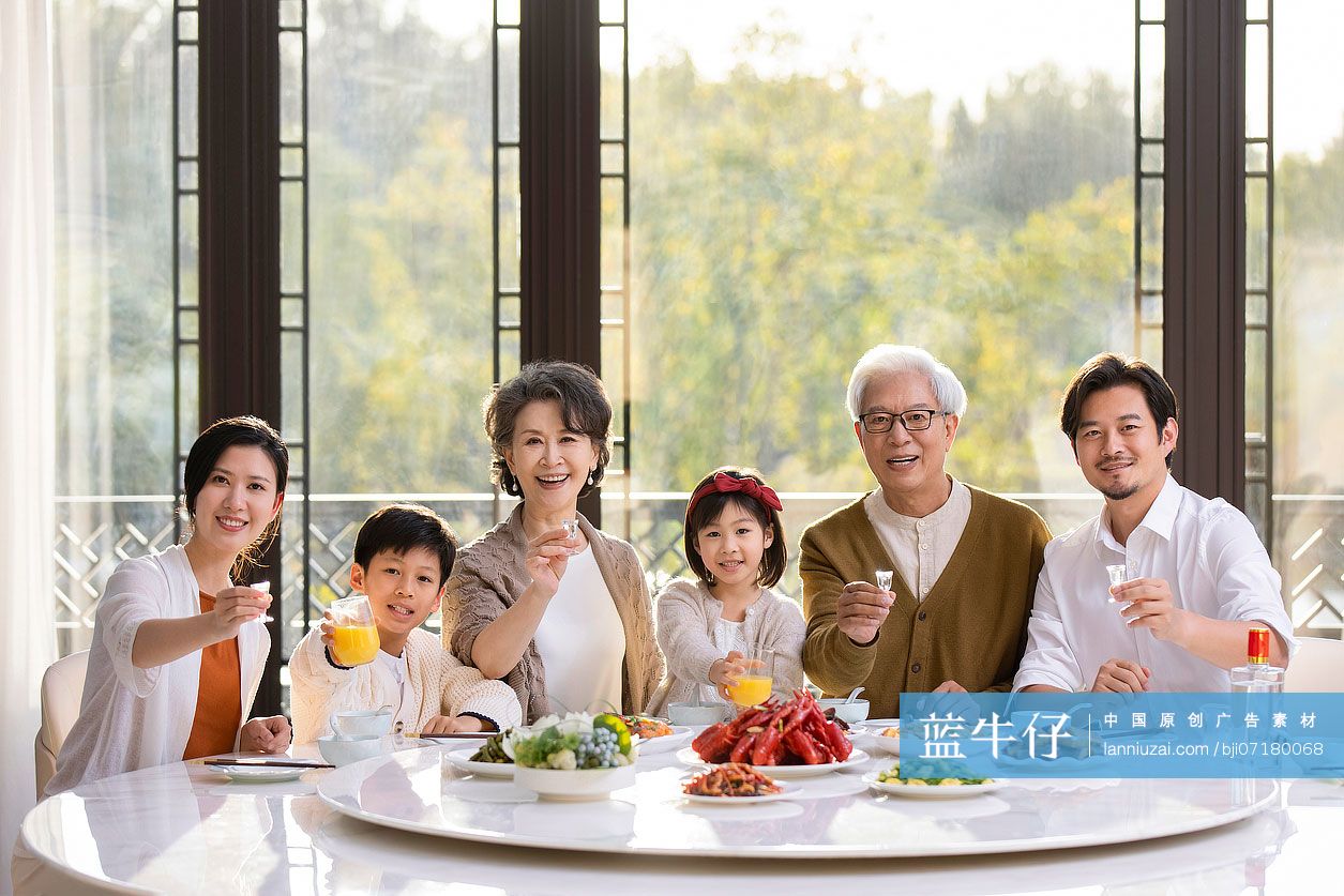 快乐家庭吃年夜饭