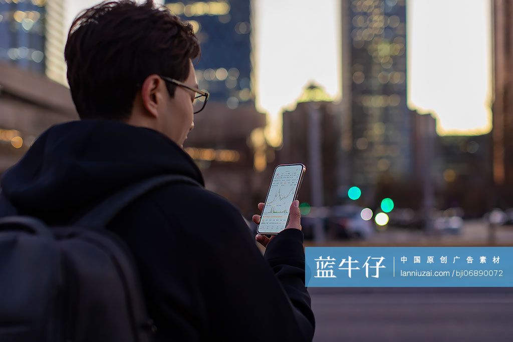 男子用手机查看股票行情