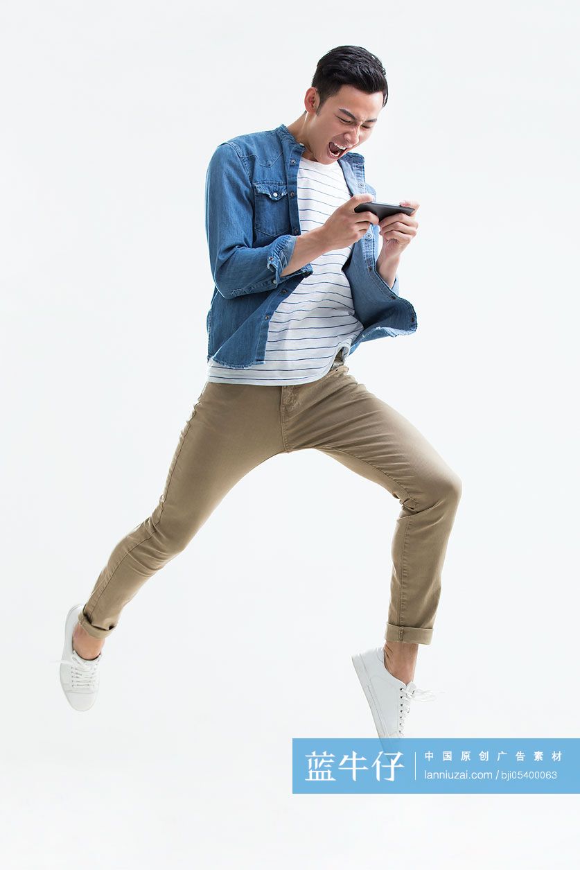 年轻男子玩手机游戏