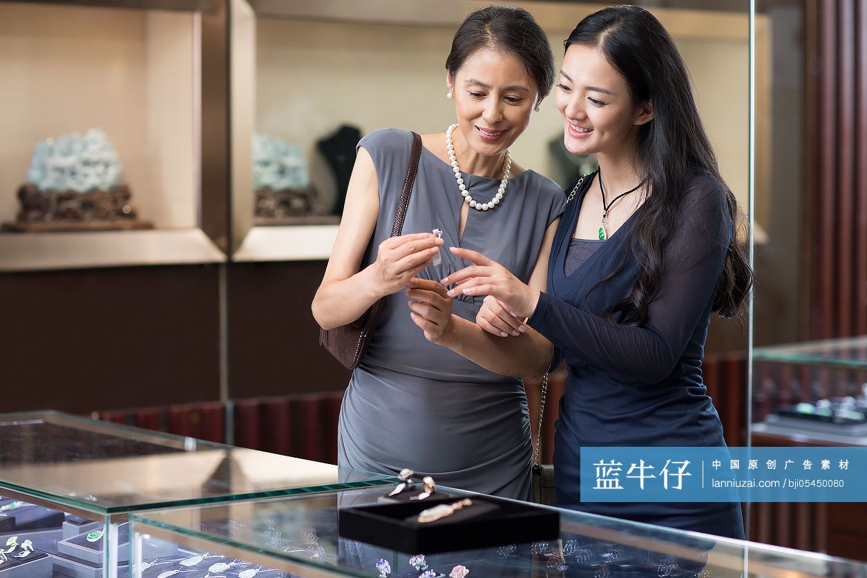 快乐的母女俩在珠宝店挑选首饰