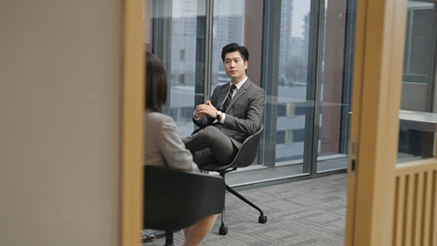 Confident Chinese business people having a meeting,4K