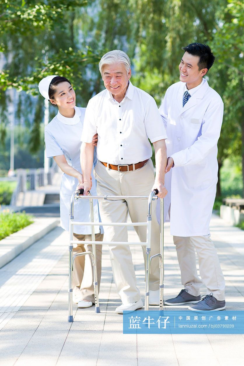医生护士与使用助行器的老人