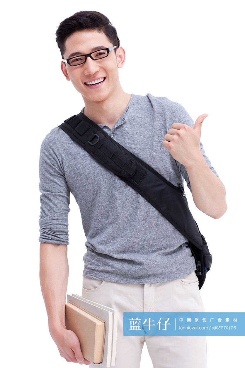 大学男生竖大拇指