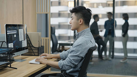 Young Chinese IT worker working in office,4K