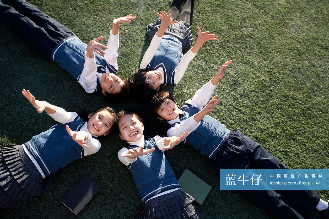 小学生躺在草地上