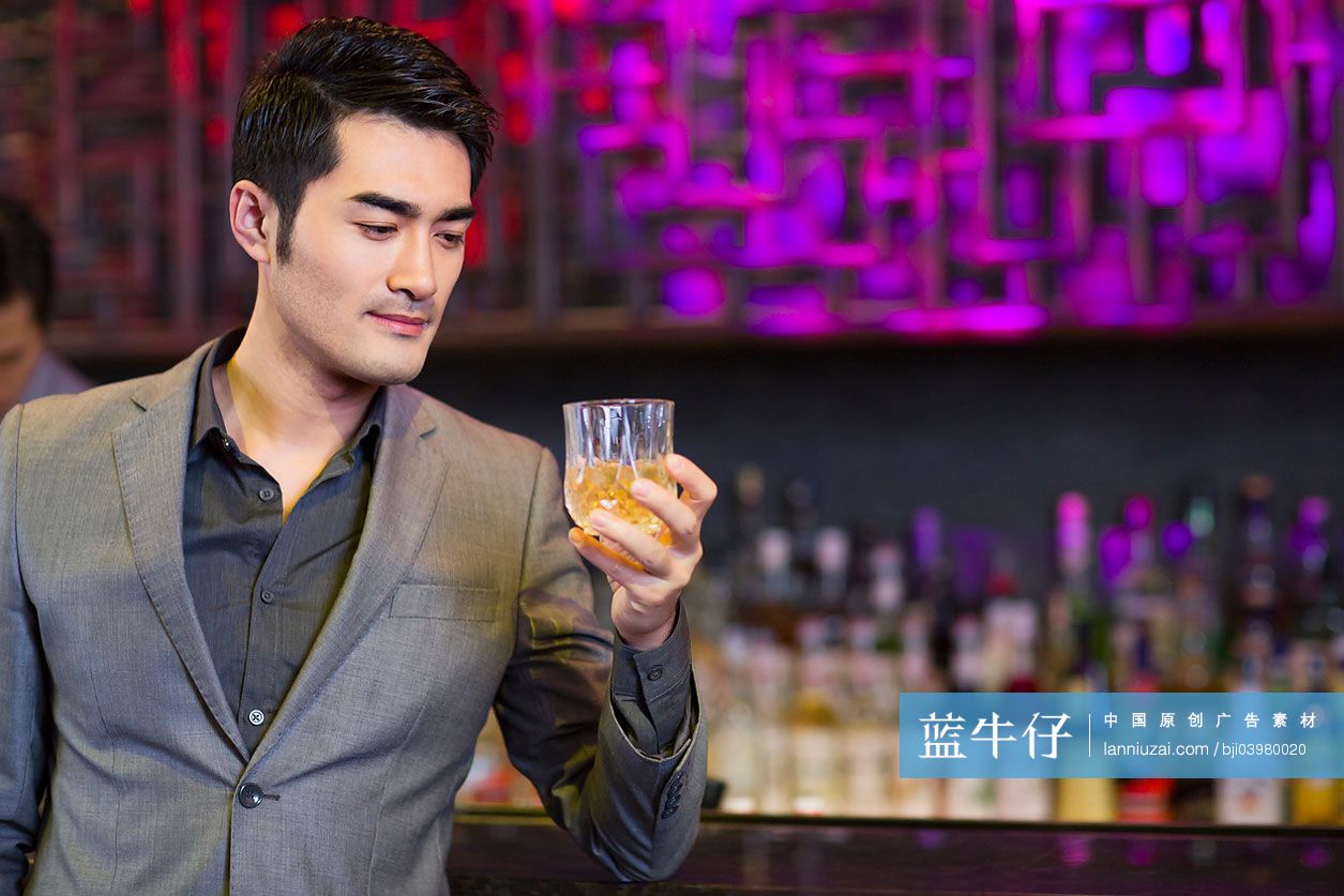 年轻男子在酒吧喝酒
