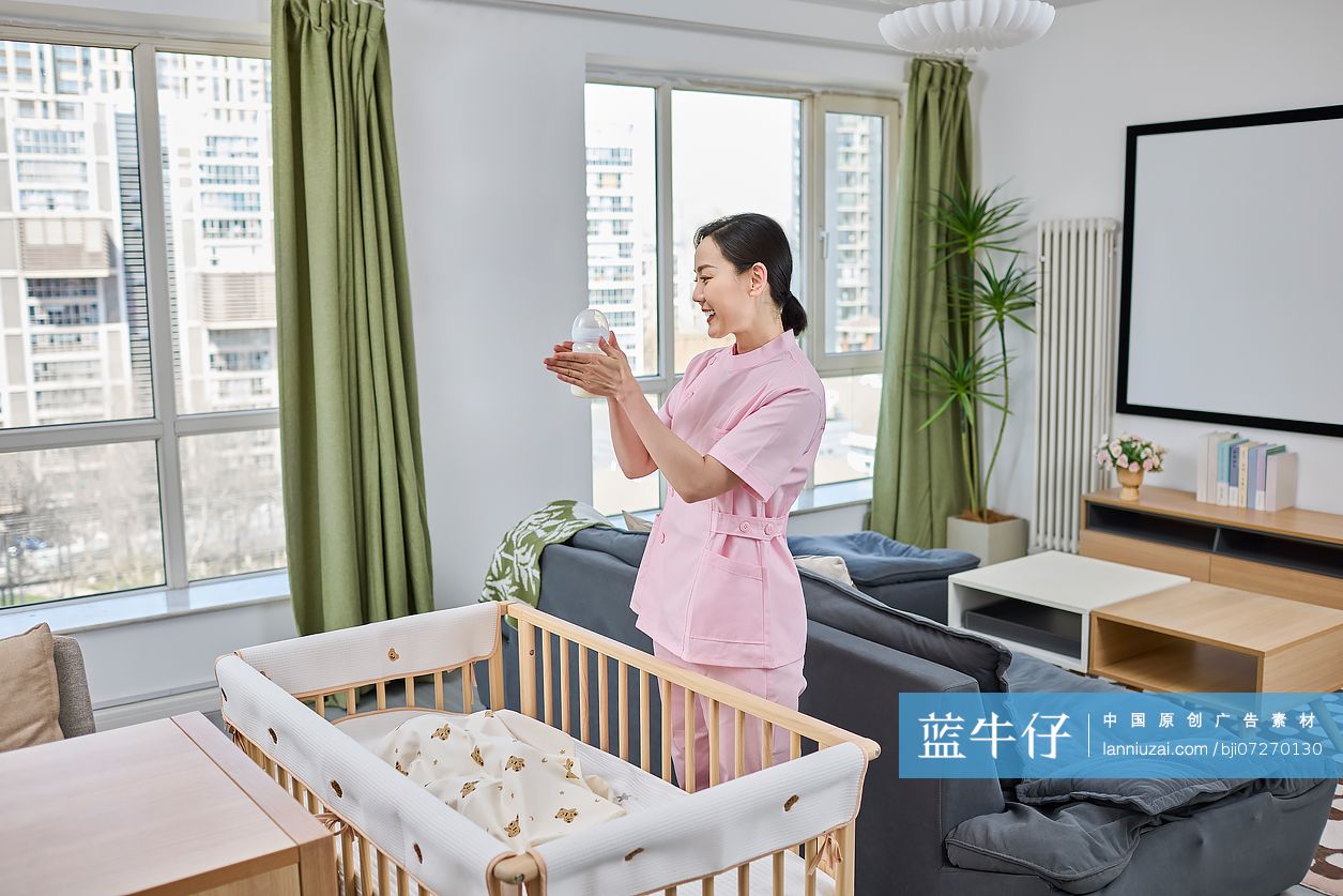 月嫂照顾宝宝