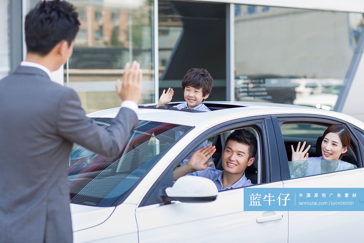 年轻家庭在4S店购买汽车