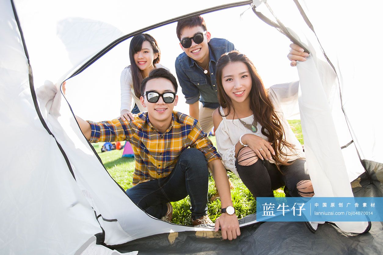 年轻人在草地上露营