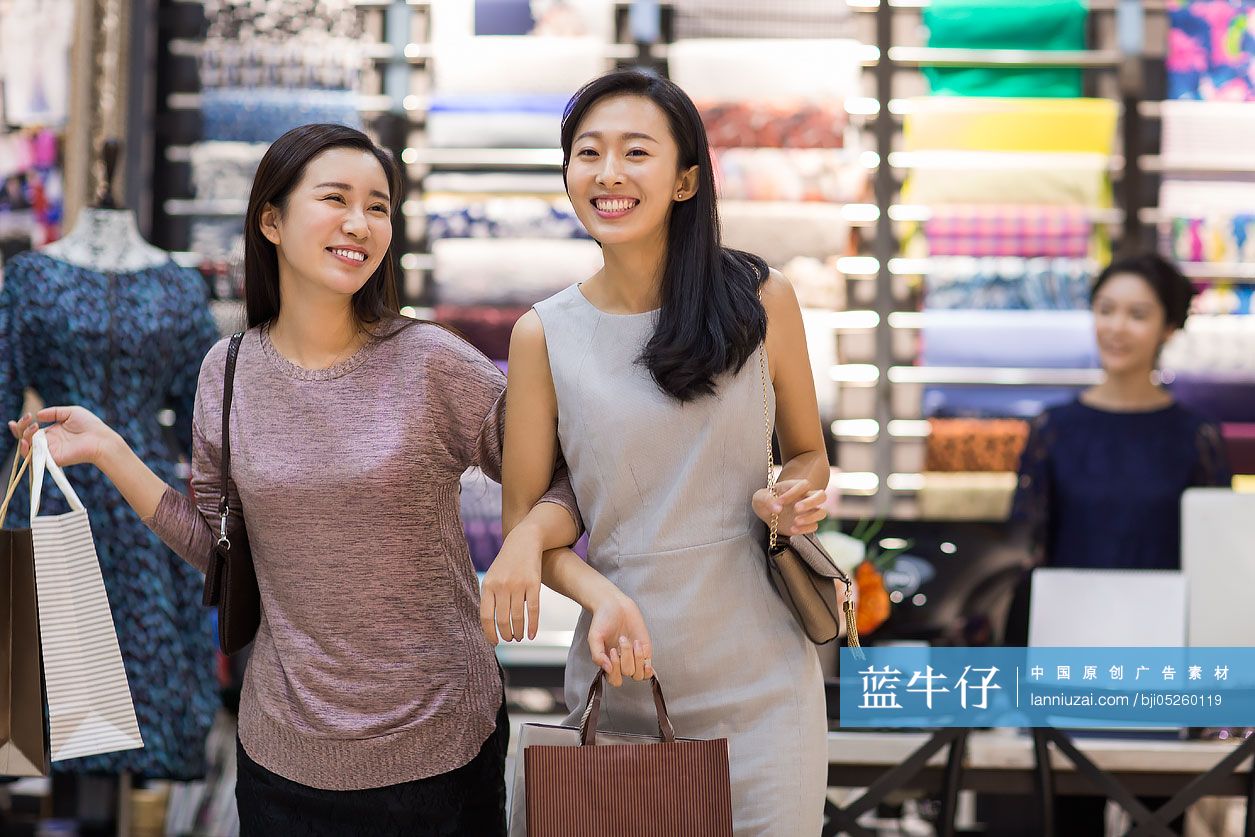 年轻闺蜜逛服装店买衣服