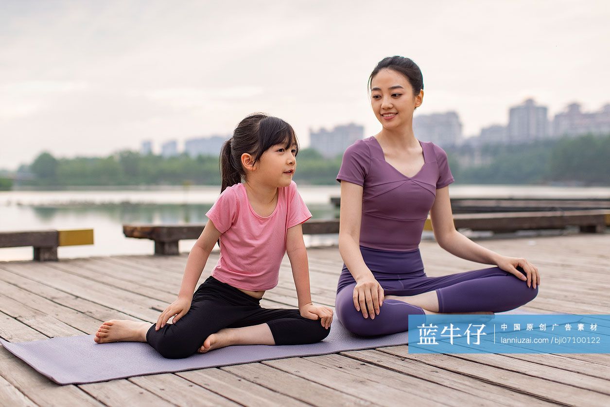 妈妈和女儿做瑜伽