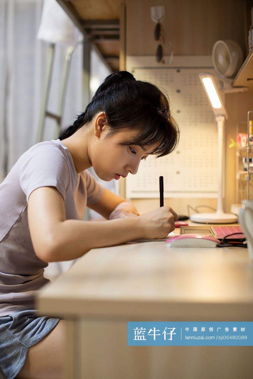 年轻大学生在宿舍学习