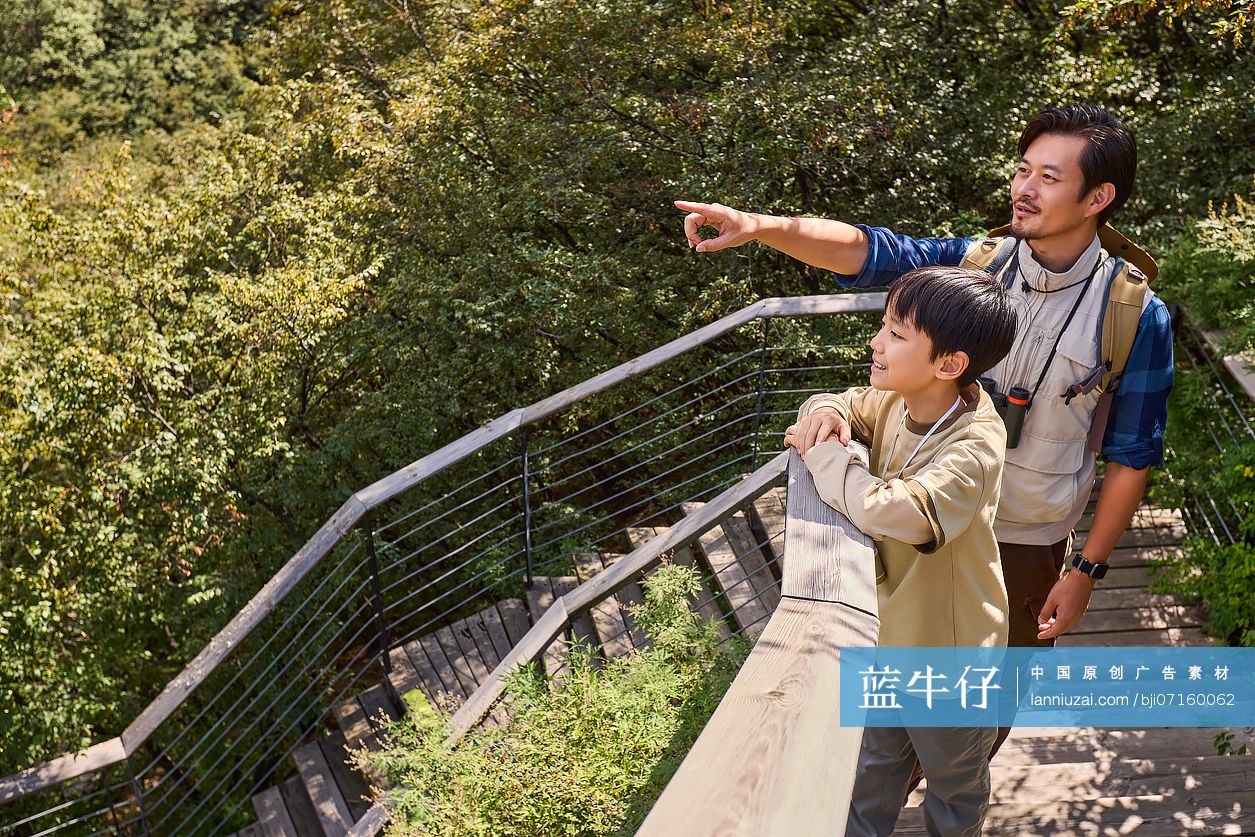 老师带学生在山间远足