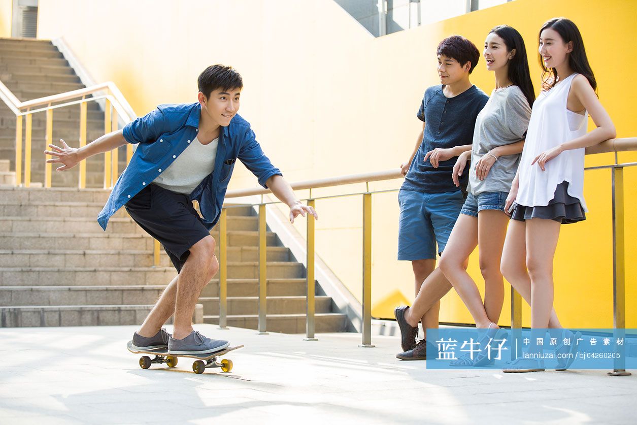 年轻男子向朋友表演滑板运动