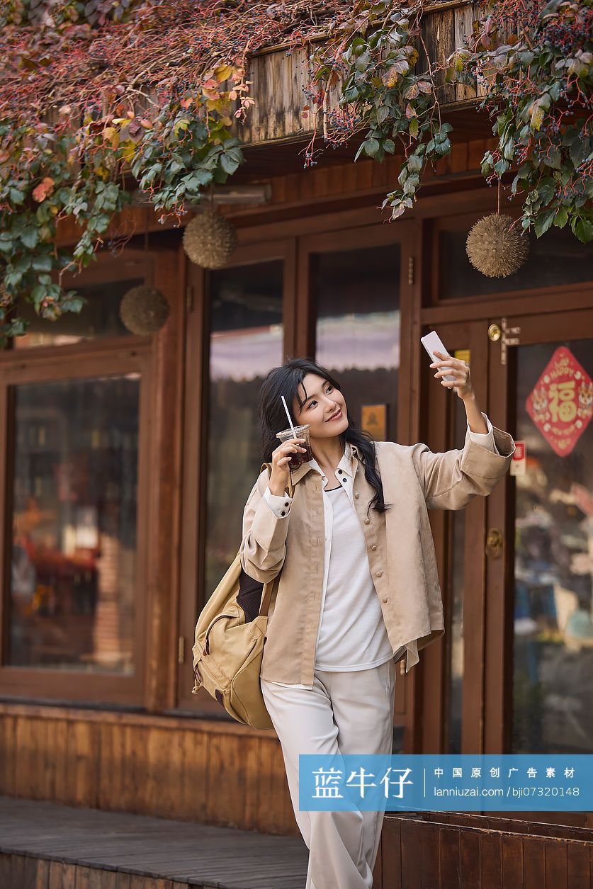 快乐的年轻女性在北京旅游