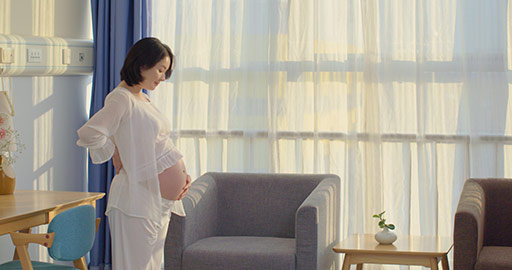 Pregnant Chinese woman in hospital ward,4K