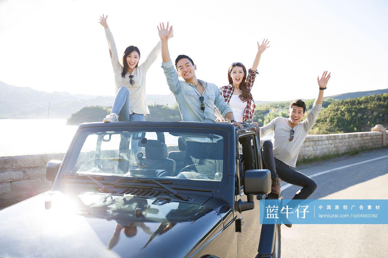 年轻人开吉普车出游