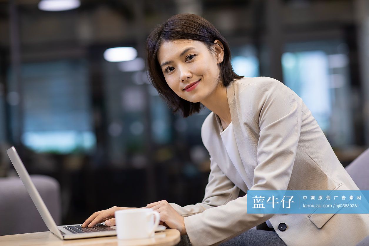 年轻商务女士在办公室使用电脑