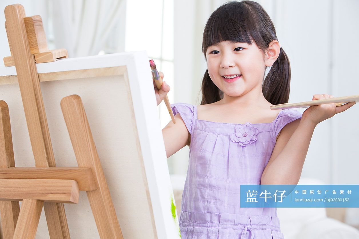 小女孩在画画