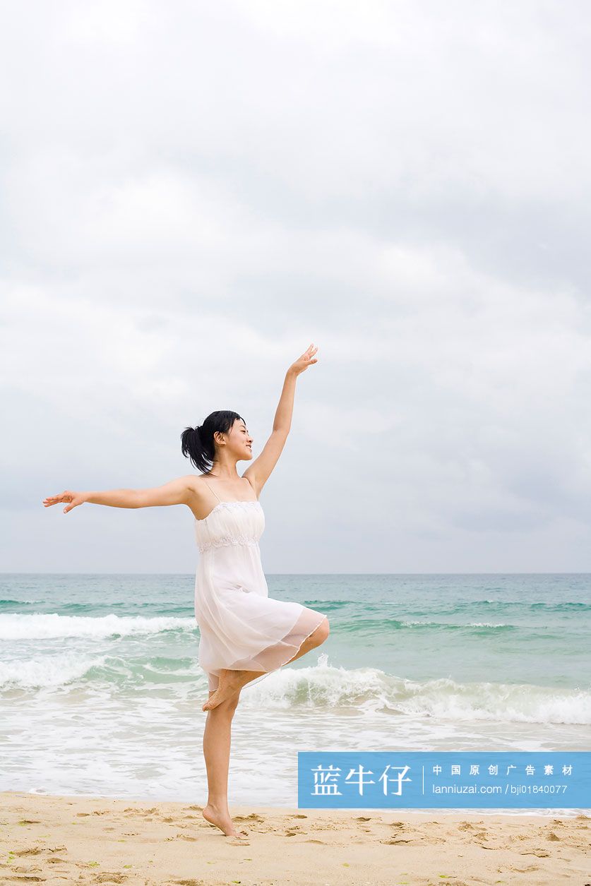 女子海边起舞单立腿