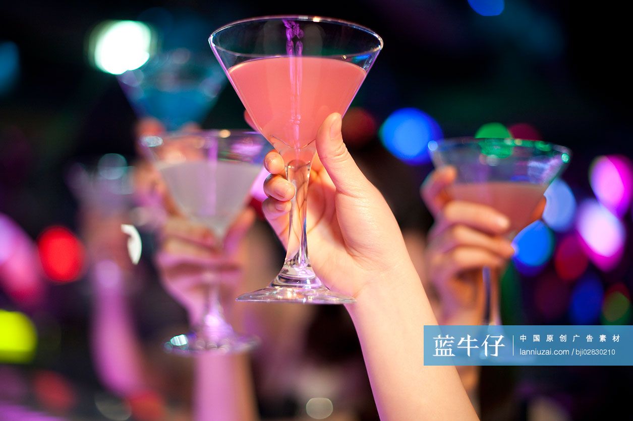 年轻男女聚会喝酒碰杯高清图片下载-正版图片500758544-摄图网