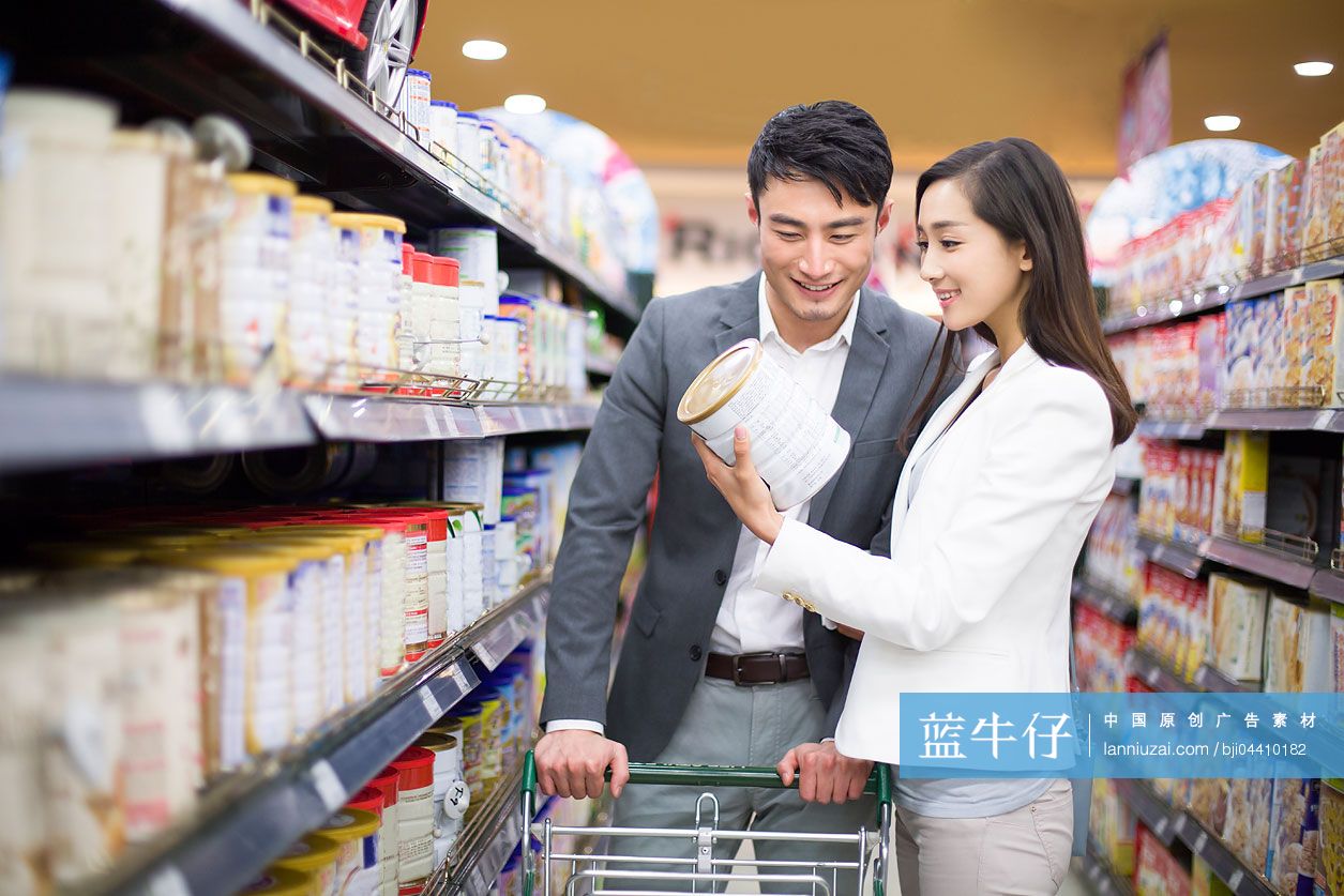 年轻情侣在超市购物