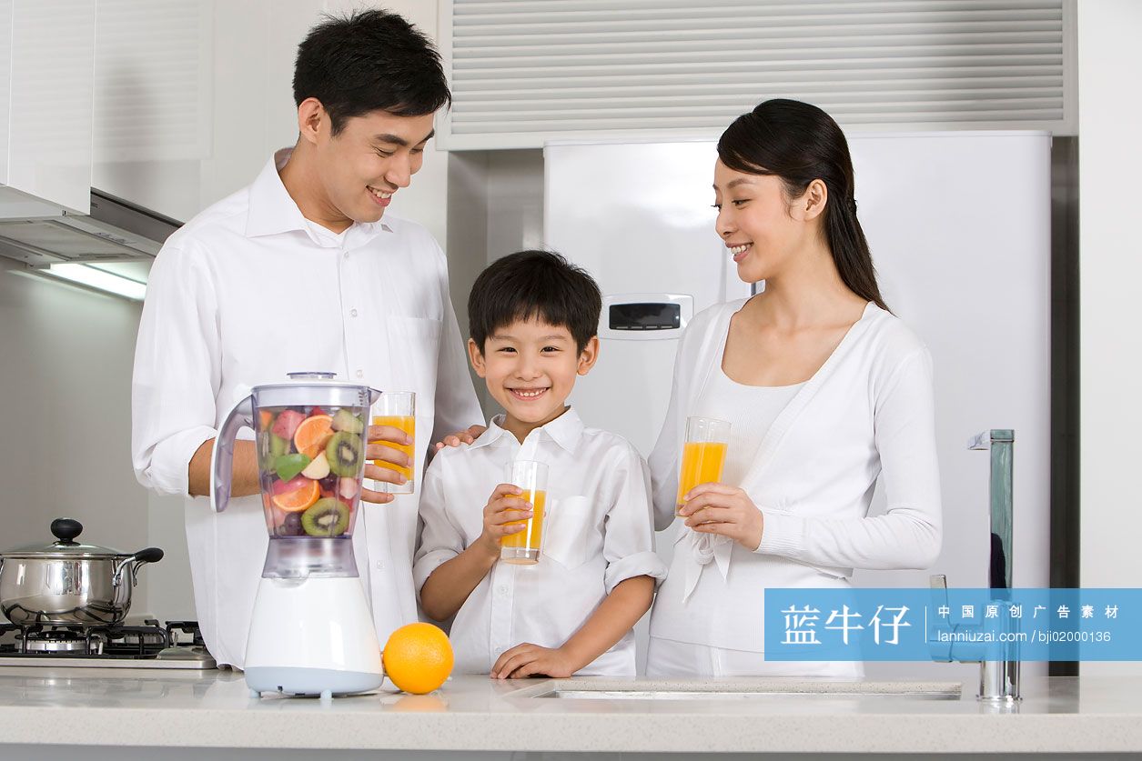 一家三口在厨房喝鲜榨果汁