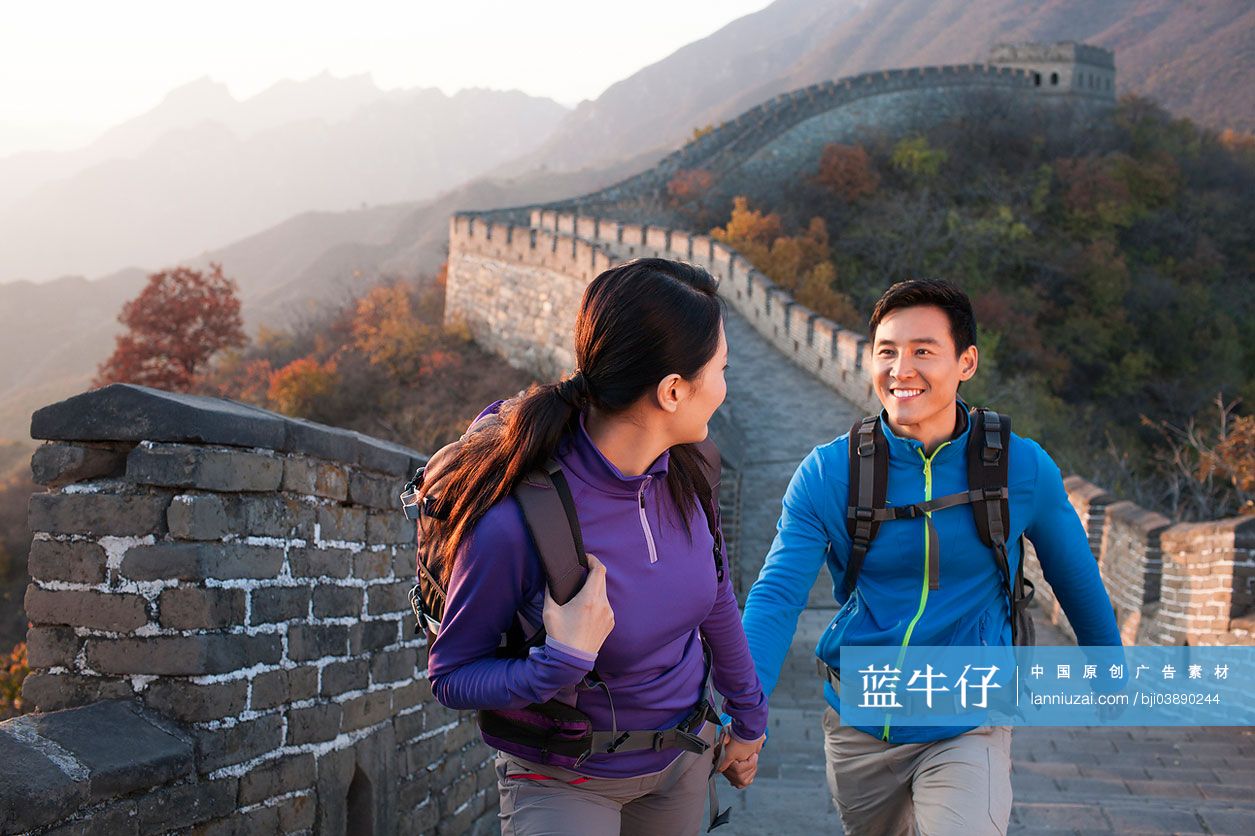 年轻情侣到长城旅游