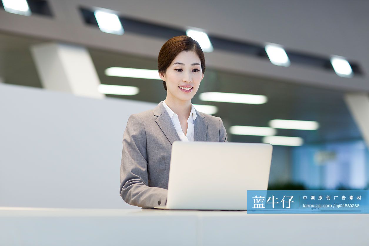 前台接待员使用笔记本电脑