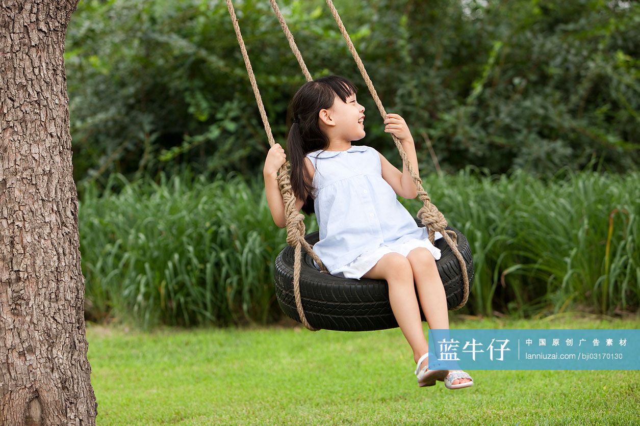 快乐小女孩荡秋千