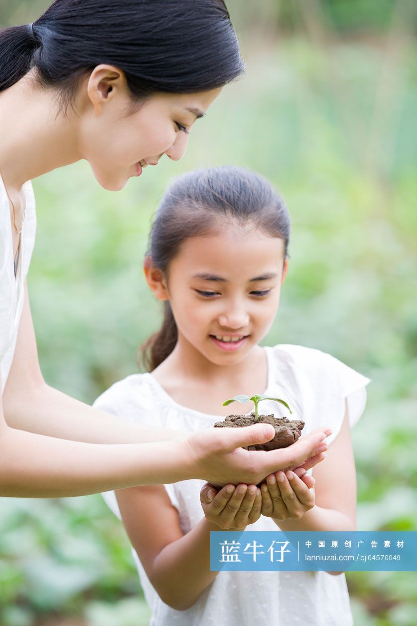 年轻妈妈给女儿一株幼苗