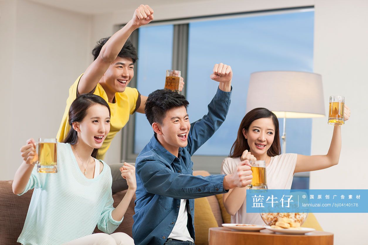 年轻人喝啤酒看体育比赛-蓝牛仔影像-中国原创广告影像素材