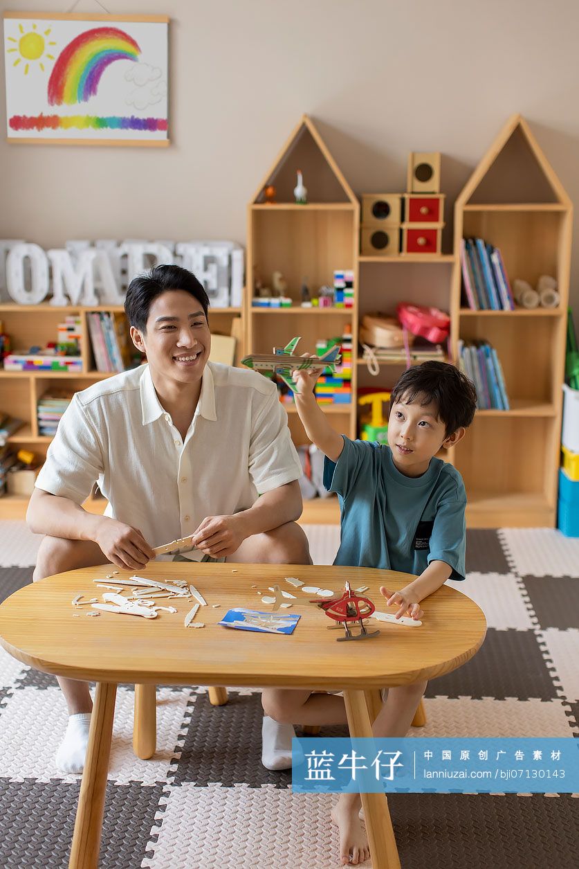 父子俩制作飞机模型
