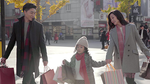 Happy young Chinese family shopping together,4K
