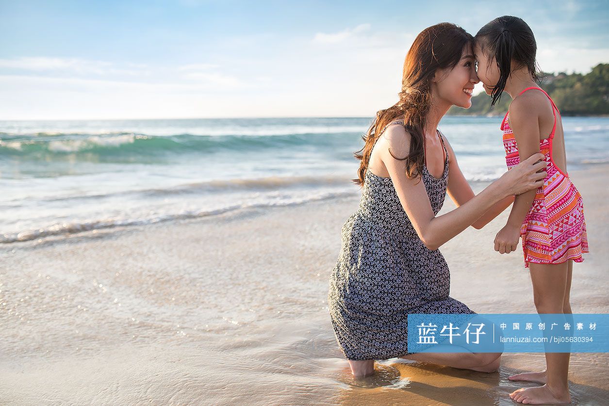 母女在沙滩玩耍