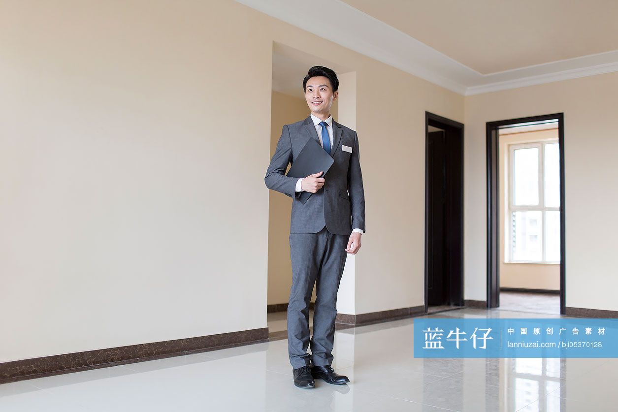 自信的房产经纪人