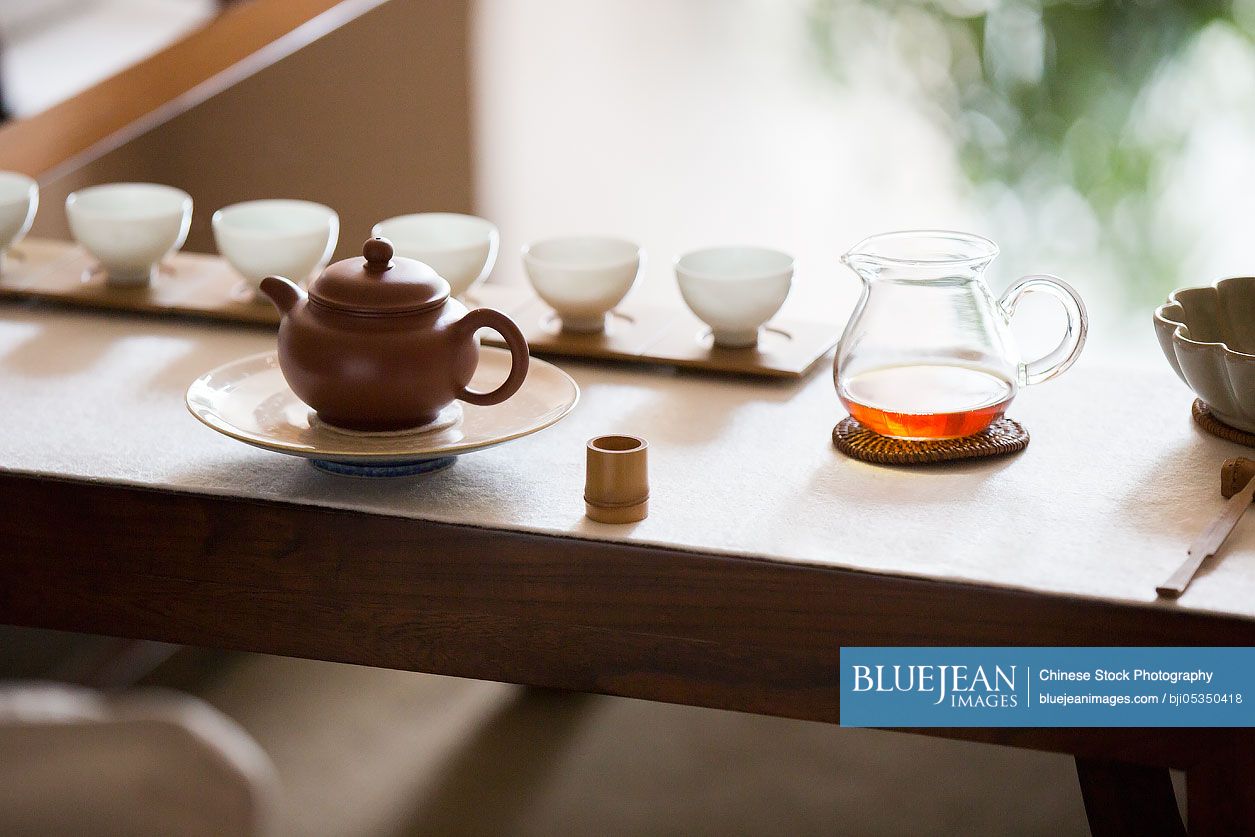 Tea pot and tea cups in tea roomHighres stock photo for download