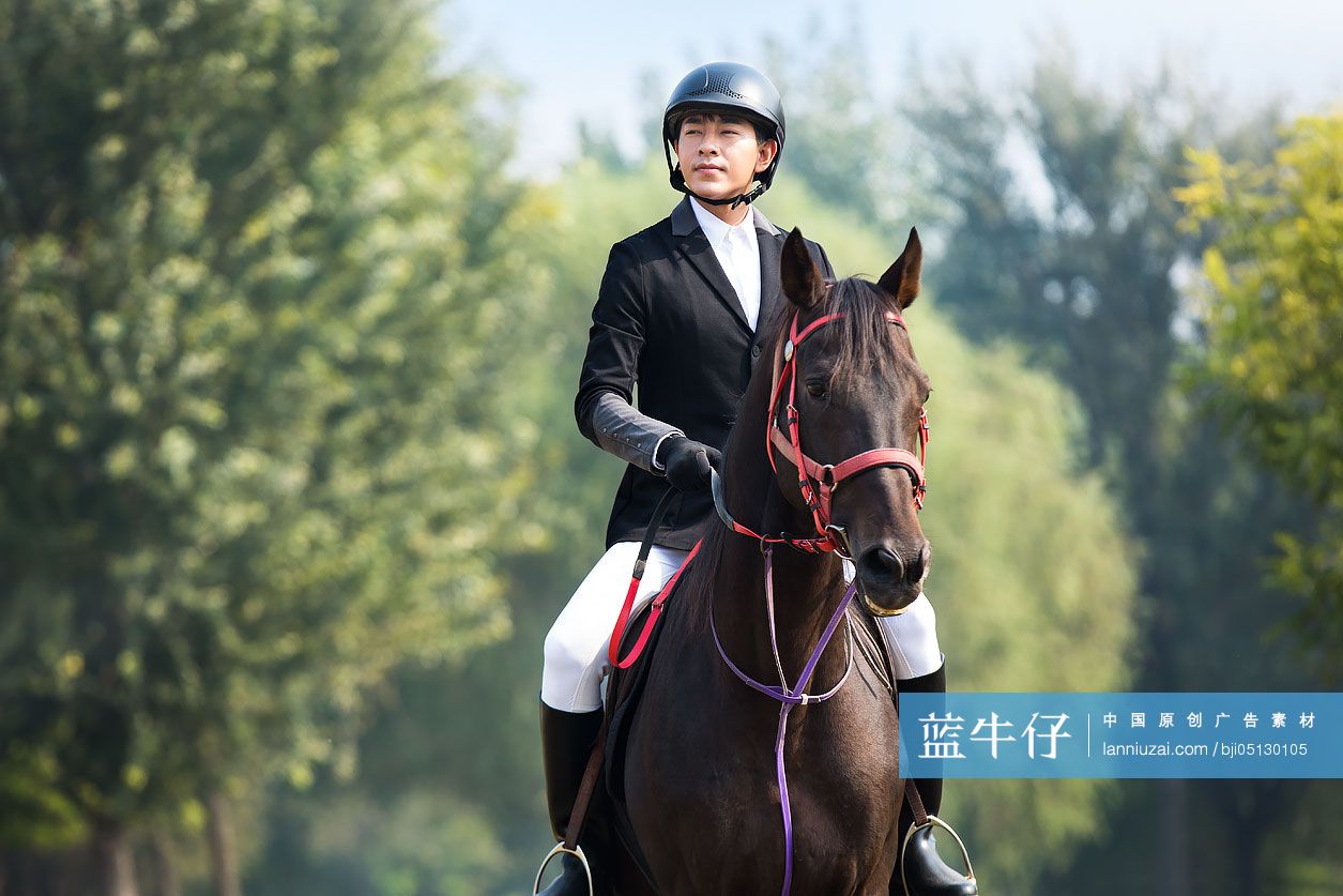 年轻男子骑马
