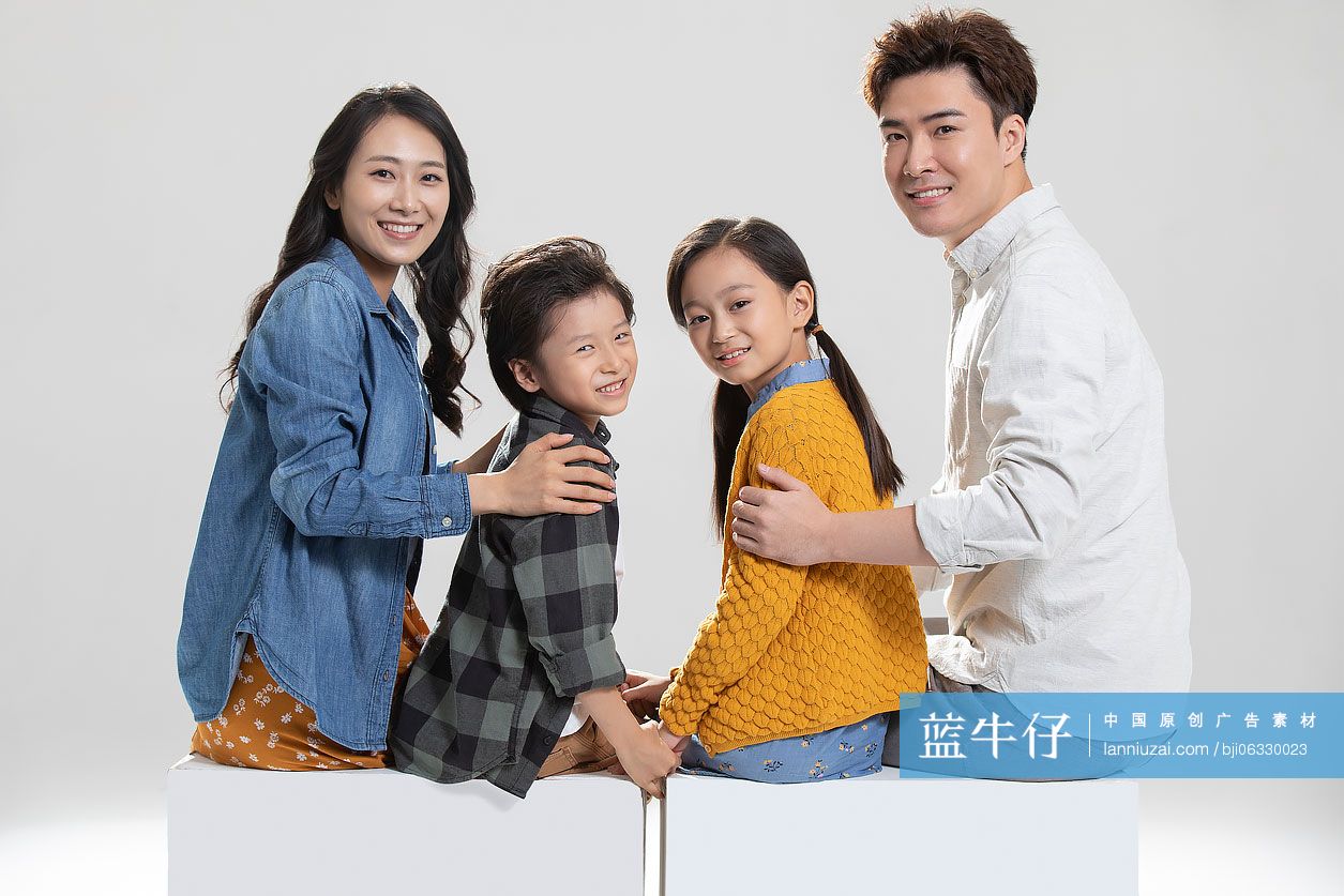 快乐的年轻家庭