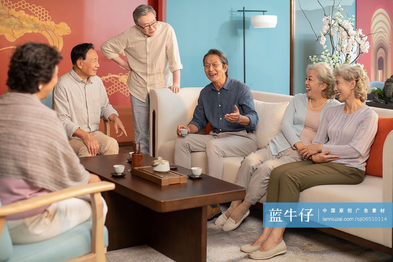 老人们聚在一起喝茶聊天