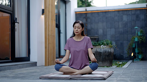 Mature Chinese woman doing yoga outdoors,4K