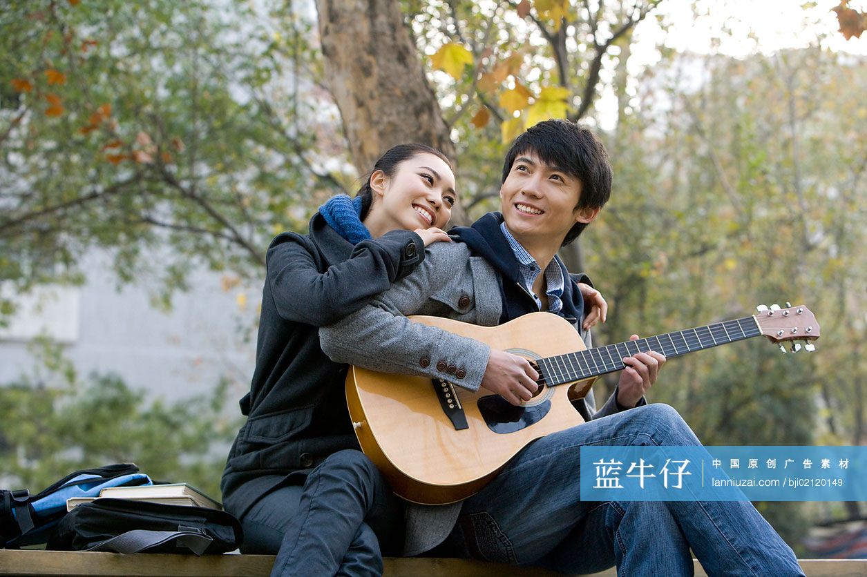 青年男女在一起弹吉他-蓝牛仔影像-中国原创广告影像素材