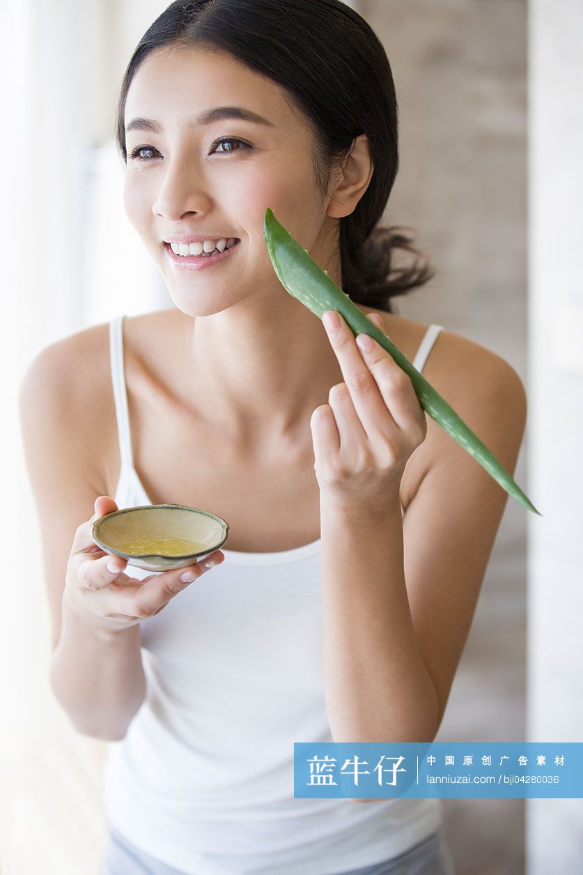 年轻美女和芦荟